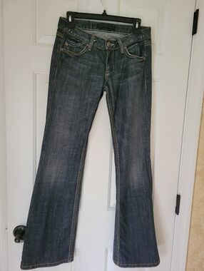 Vintage Women's Dark Boot-Cut Jeans in Washed Blue